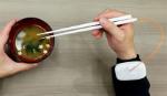 Nhật Bản phát triển đũa điện tử tăng vị mặn để giảm muối trong đồ ăn