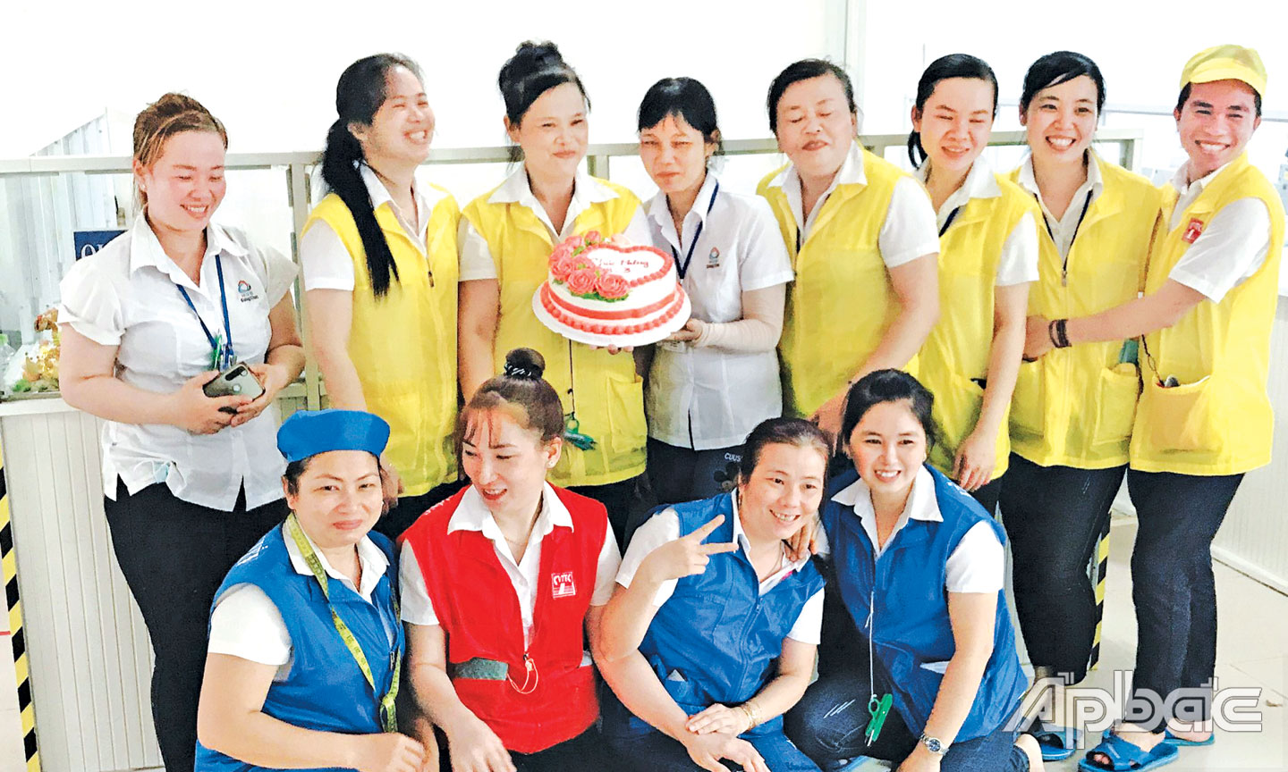 Chị Hương vui sinh nhật cùng chị em công nhân của công ty.
