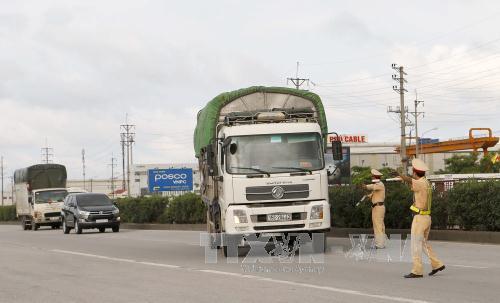 Lực lượng Cảnh sát giao thông tỉnh Hải Dương tiến hành xử lý phương tiện vi phạm trên Quốc lộ 5. Ảnh: Doãn Tấn/TTXVN