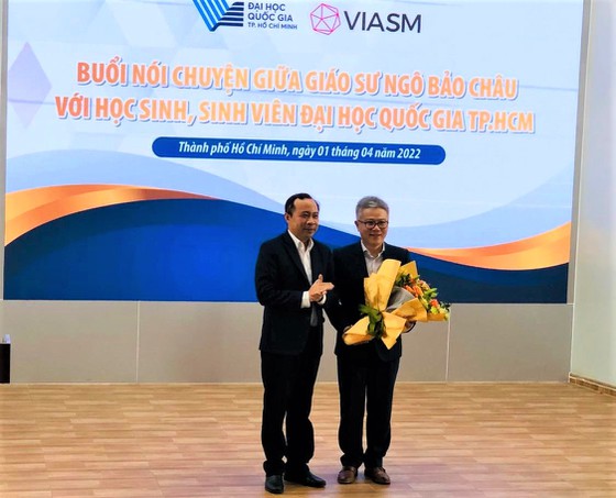 PGS-TS Vũ Hải Quân, Giám đốc ĐH Quốc gia TPHCM tặng hoa và cảm ơn Giáo sư Ngô Bảo Châu.