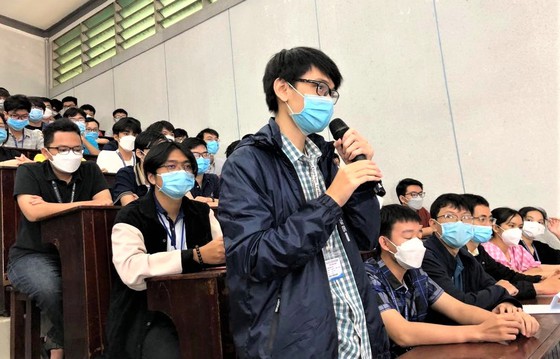 Sinh viên đặt câu hỏi trực tiếp với Giáo sư Ngô Bảo Châu.