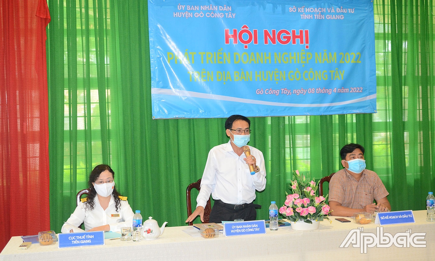 Phó Chủ tịch UBND huyện Gò Công Tây Lê Văn Nê phát biểu tại hội nghị.