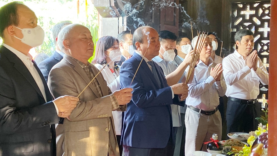 President Nguyen Xuan Phuc offers incense to Hoang Dieu. (Photo: Ha Noi Moi).