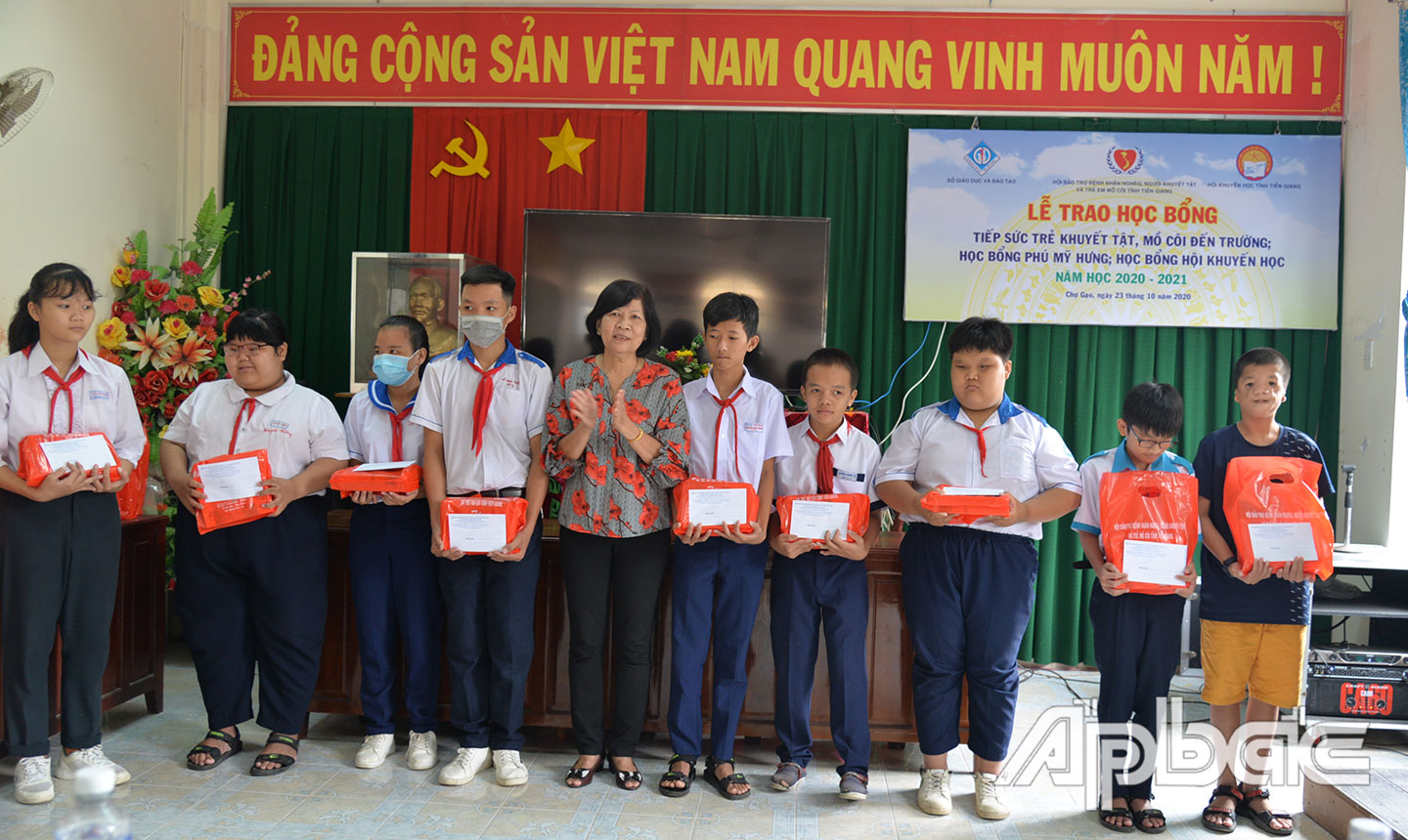 Chủ tịch Hội Bảo trợ tỉnh Võ Thị Chín trao quà cho trẻ khuyết tật, mồ côi.