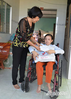 Chủ tịch Hội Bảo trợ tỉnh Võ Thị Chín thăm, tặng quà cho chị Nguyễn Thị Tròn, NKT ở TX. Cai Lậy.