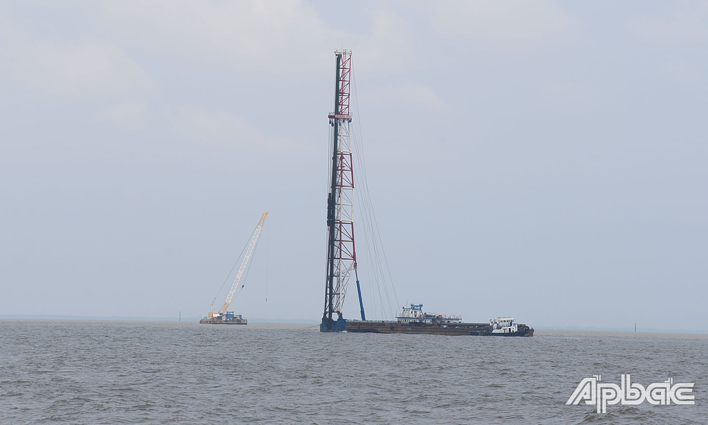 Khu vực xây dựng các trụ turbin gió của Dự án Nhà máy điện gió Tân Phú Đông 1 tại khu vực ven biển thuộc xã Phú Tân, huyện Tân Phú Đông.