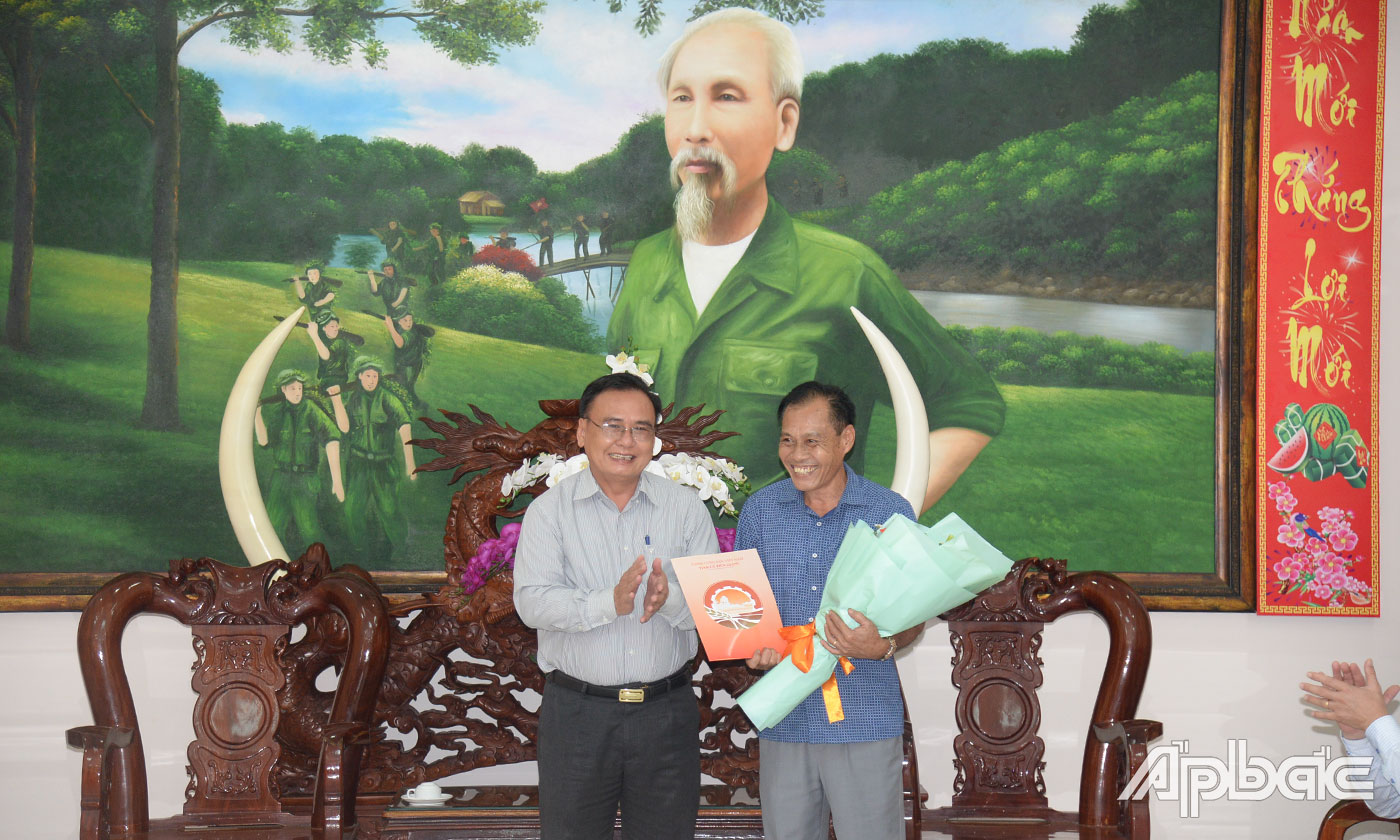 Đồng chí Võ Văn Bình tặng hoa và quà chúc mừng Đại tá Nguyễn Tiến Dũng đã nghỉ hưu sau gần 38 năm cống hiến, phục vụ trong lực lượng Bộ đội Biên phòng 