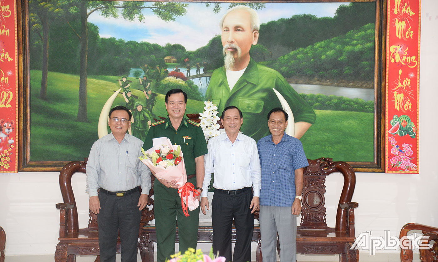 Đồng chí Võ Văn Bình và đồng chí Nguyễn Văn Vĩnh tặng hoa chúc mừng Đại tá Trần Văn Le tân Chỉ huy trưởng Bộ Chỉ huy Bộ đội Biên phòng tỉnh Tiền Giang.