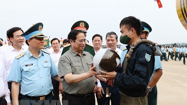Prime Minister Pham Minh Chinh visits Regiment 937 of Division 370 of the Air Defense and Air Force Service. (Photo: VNA).
