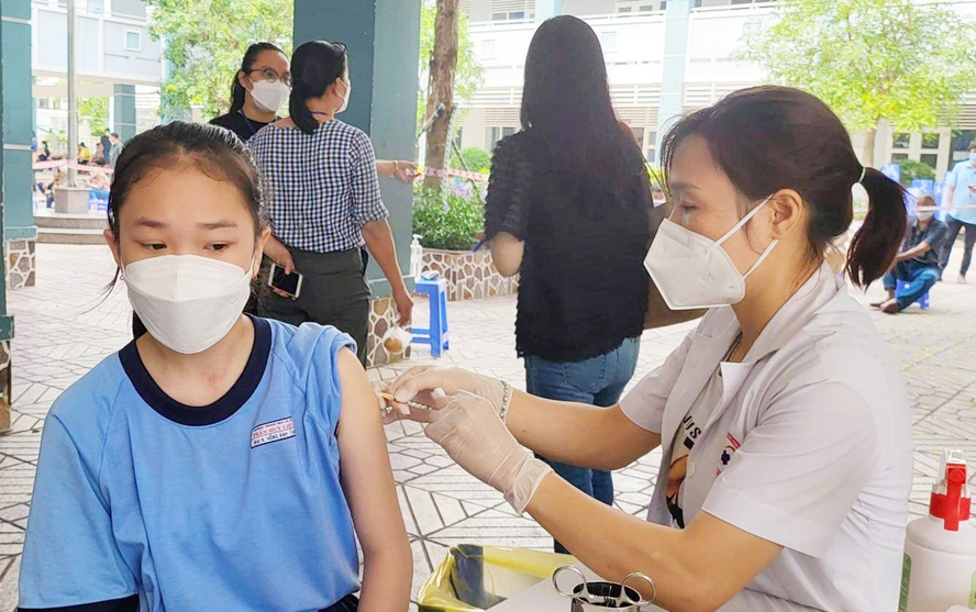 A sixth-grader in Ho Chi Minh City receives the COVID-19 vaccination on April 16 (Photo: hanoimoi.com.vn)