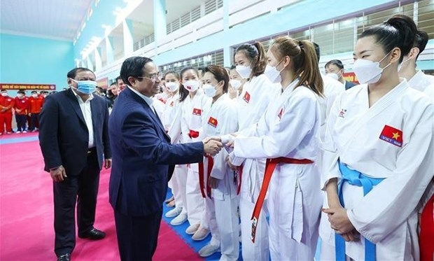 Prime Minister Pham Minh Chinh talks to athletes at the the national sports training centre on April 18. (Photo: VNA).