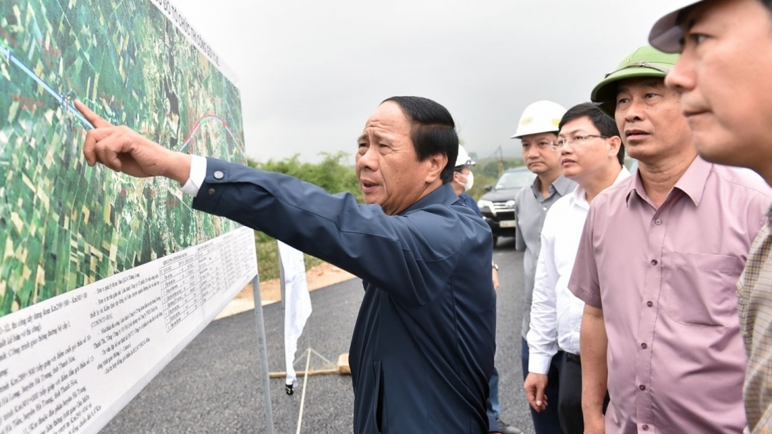 (Source: NDO)  Deputy PM Le Van Thanh inspects a section of the north-south expressway project. (Photo: VOV)