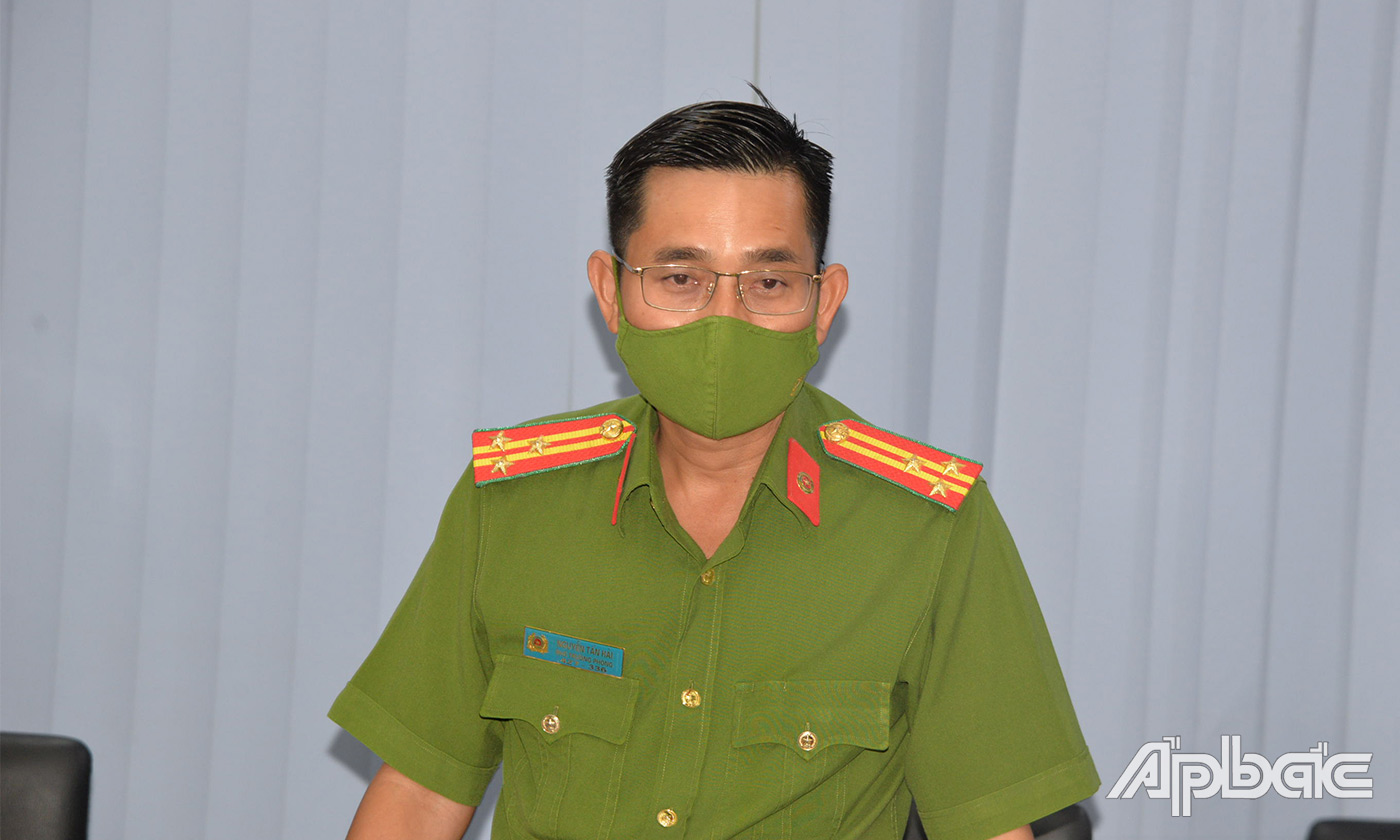 Thượng tá Nguyễn Tấn Hải, Phó phòng cảnh sát môi trường - Công an Tiền Giang giải trình các vấn đề thành viên Đoàn giám sát đặt ra