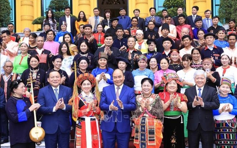President Nguyen Xuan Phuc receives a delegation of 92 outstanding patriarchs and heads of villages and artisans of ethnic minority groups. (Photo: VNA).
