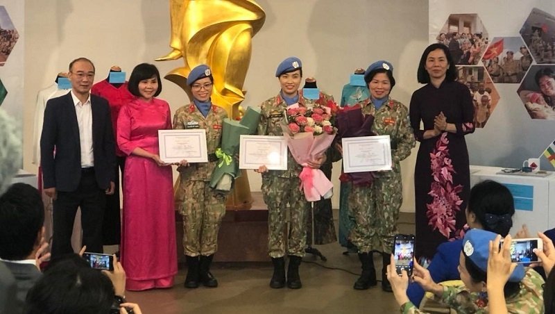 Museum representatives present flowers to the service women. (Photo: VNA).