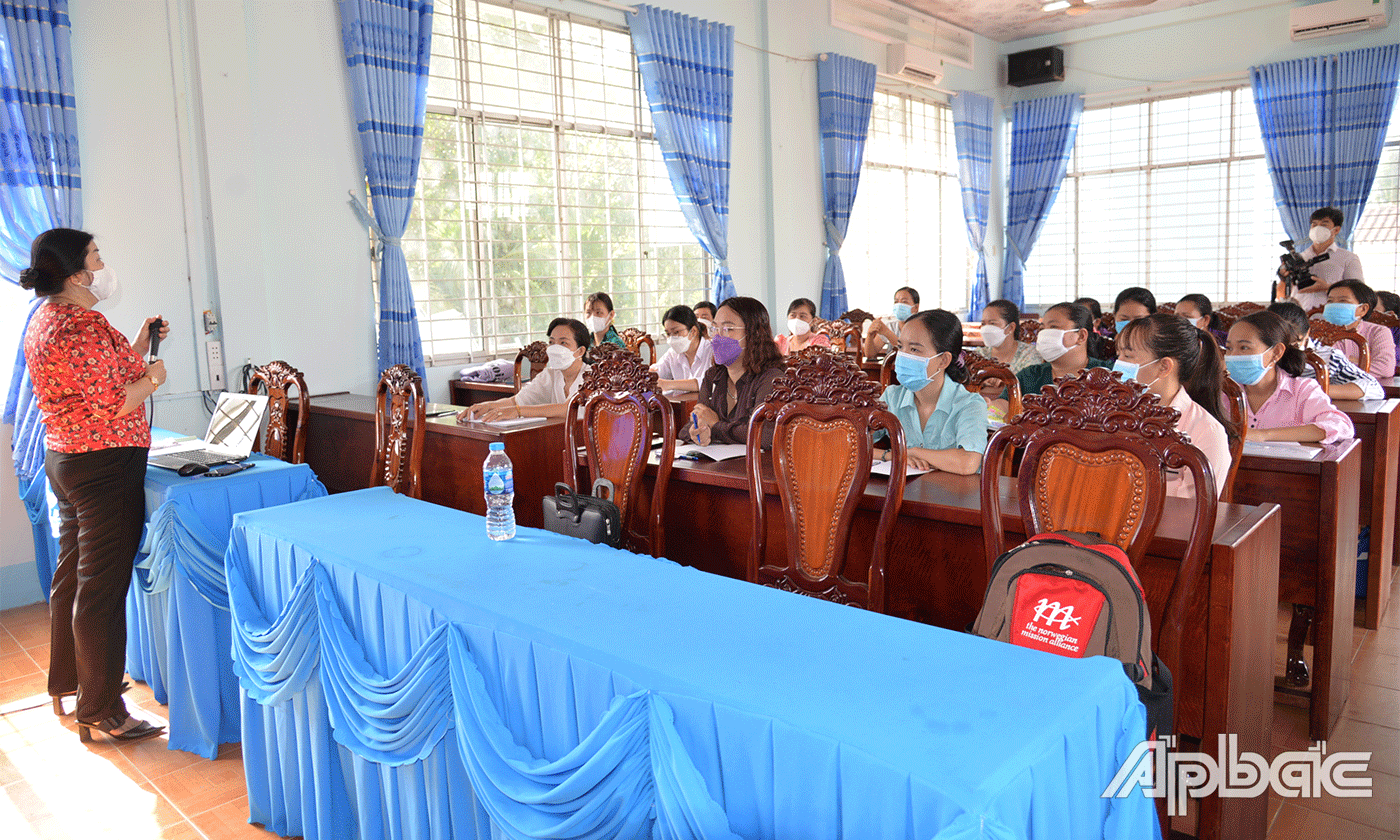 Phụ nữ huyện Gò Công Tây tham gia 2 lớp học.