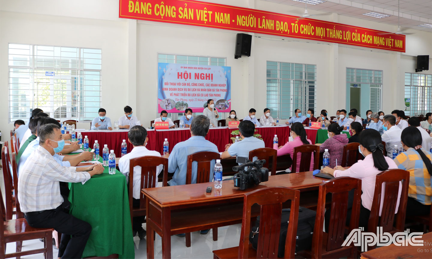  Lãnh đạo huyện đối thoại tại xã Tân Phong. 