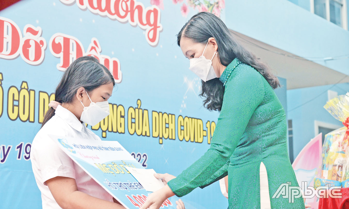 Đồng chí Nguyễn Thị Kim Phượng trao học bổng cho trẻ mồ côi do dịch Covid-19 dịp Tết Nguyên đán 2022.