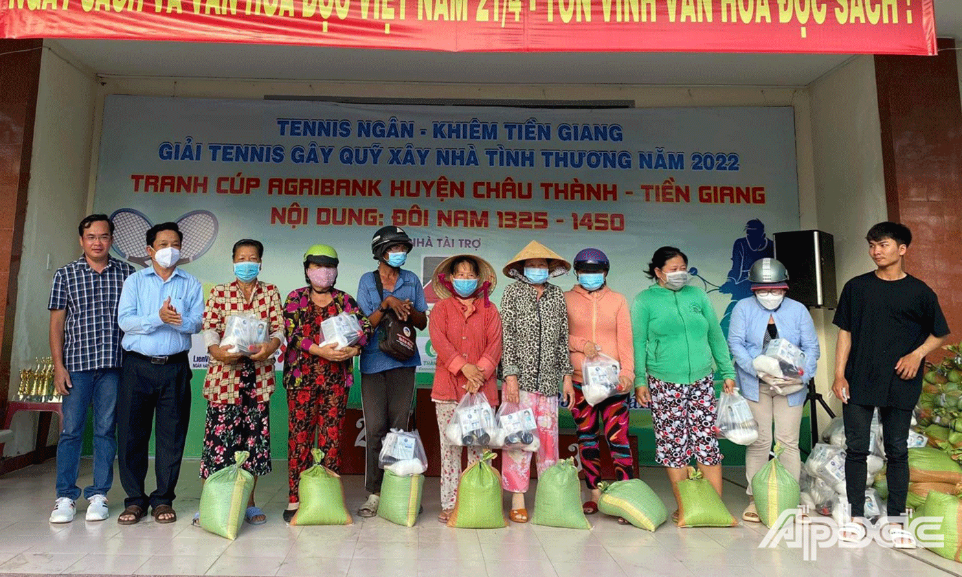 Ban tổ chức giải trao quà cho các hộ nghèo trên địa bàn thị trấn Tân hiệp, huyện Châu Thành (kinh phí từ nguồn quyên góp của  “Giải tennis từ thiện”)
