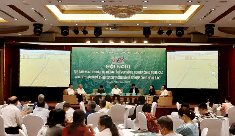 Delegates exchange at the seminar. (Photo: hanoimoi.com.vn).