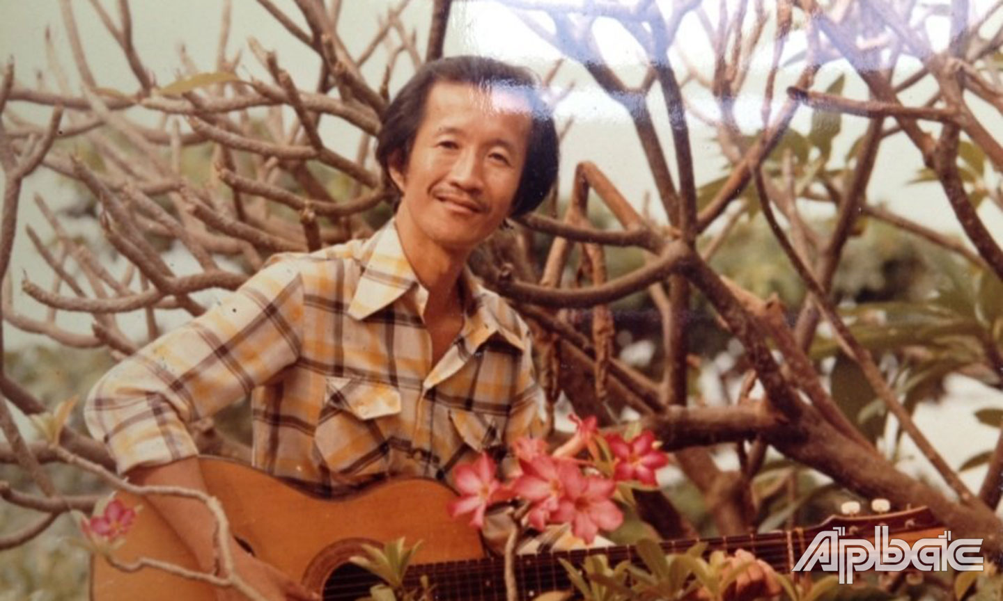 Cây đàn ghi-ta luôn là người bạn tri kỷ trong suốt hành trình của Diệp Minh Tuyền (ảnh do gia đình cố nhạc sĩ cung cấp).