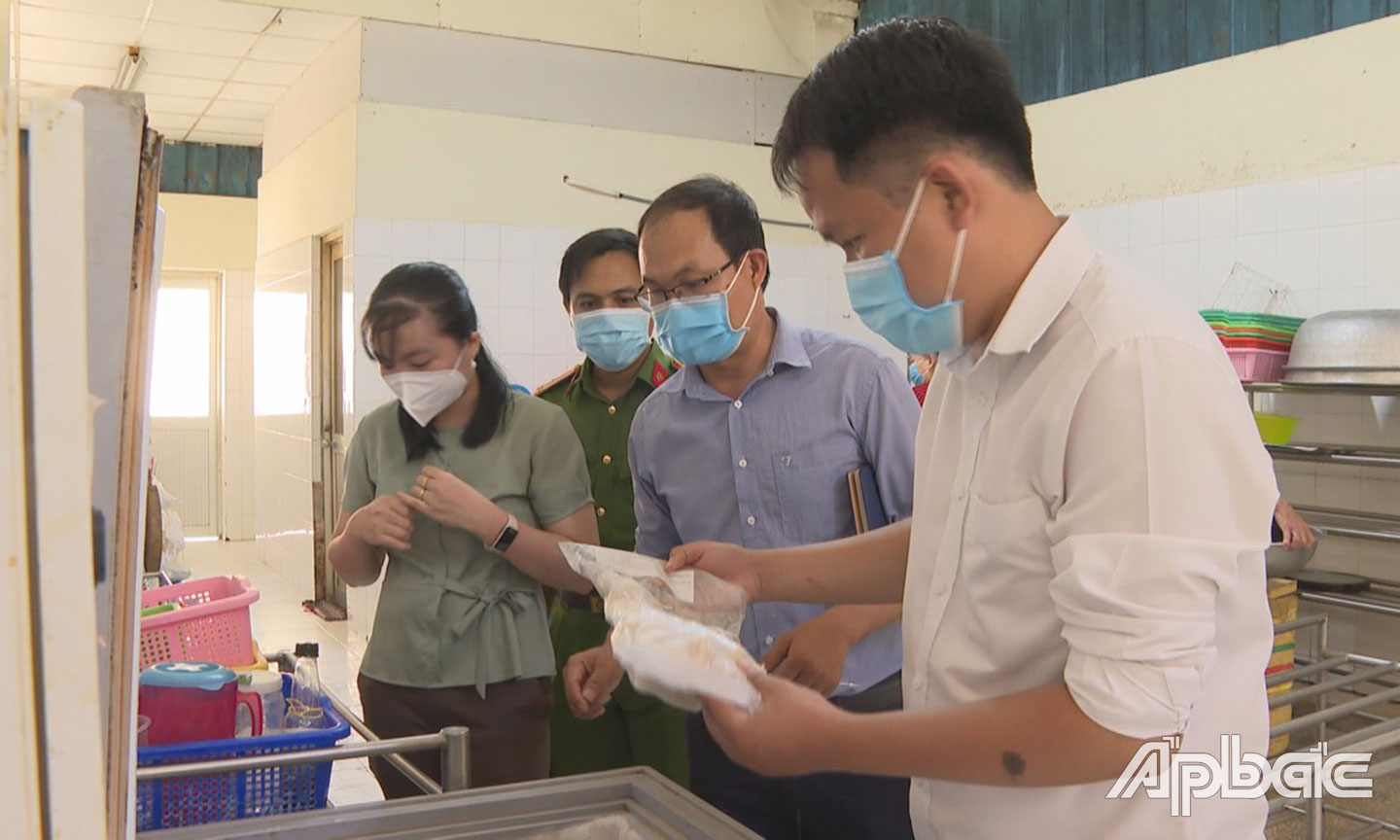 Đoàn kiểm tra liên ngành kiểm tra về ATTP tại bến ăn tập thể của Công ty TNHH Chế biến thực phẩm xuất khẩu  Vạn Đức Tiền Giang.