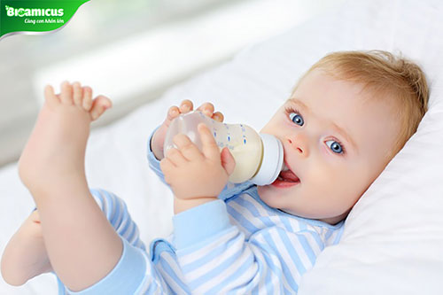 Nhỏ vitamin D3 K2 vào sữa cho trẻ bú