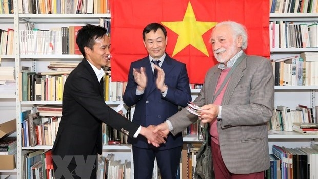 Renato Darsie (first, right), Chairman of the Italy - Vietnam Friendship Sub-Association in the Veneto region, hands over the right to use the cultural centre to a representative of Vietnamese students. (Photo: VNA).