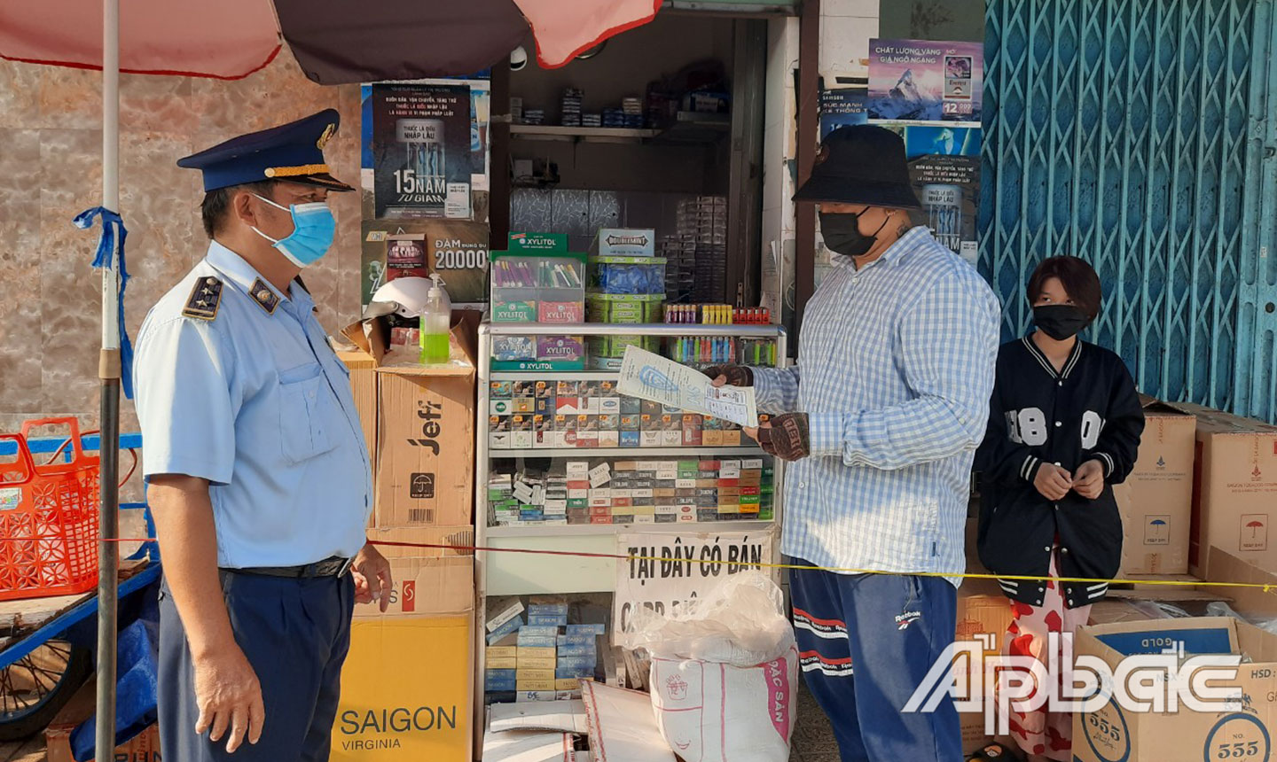 Lực lượng QLTT tuyên truyền đối với các tổ chức, cá nhân kinh doanh thuốc lá trên địa bàn tỉnh.