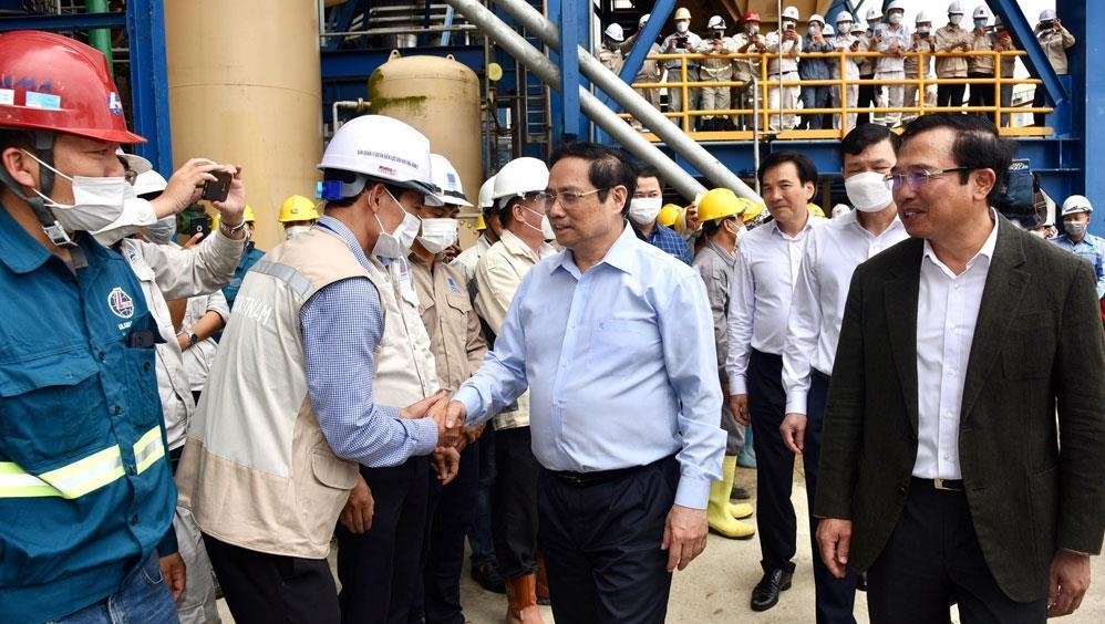 Prime Minister Pham Minh Chinh inspects the construction site of the Thai Binh 2 thermal power plant. (Photo: Tran Hai).
