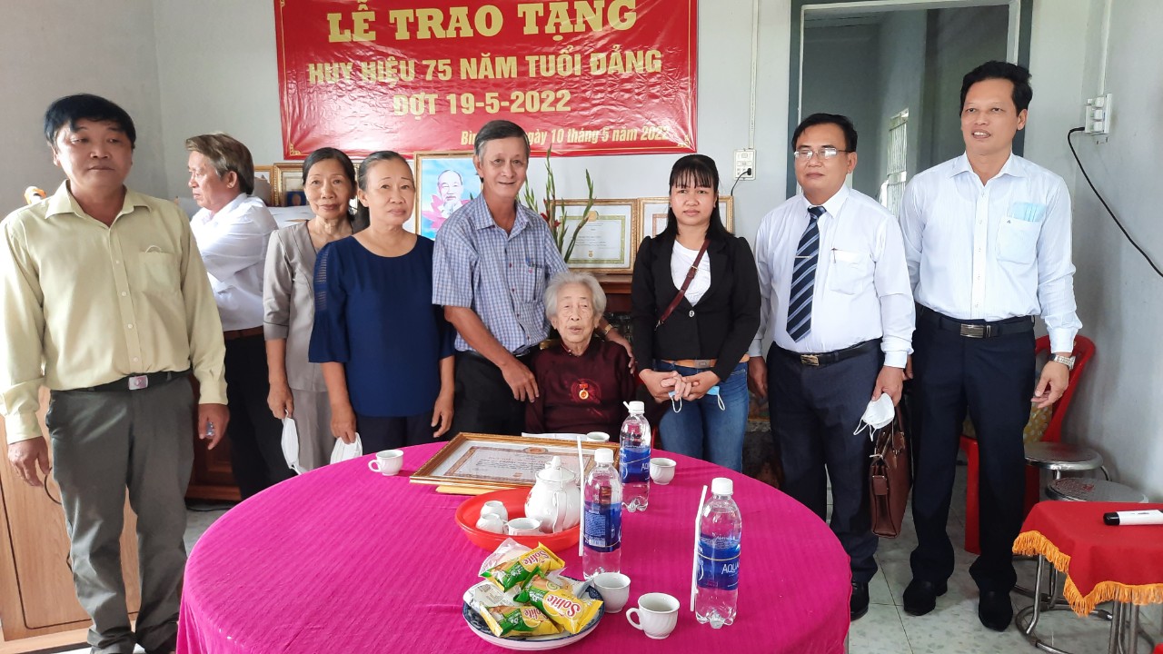 lễ trao Huy hiệu 75 năm tuổi Đảng tại nhà cho đồng chí Trịnh Thị Nguyện, thuộc Đảng bộ xã Bình Nghị.