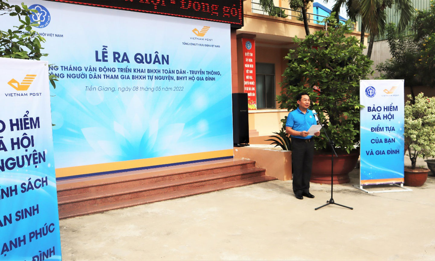 Ông Võ Khánh Bình, Giám đốc BHXH tỉnh, truyền thông điệp và hô khẩu hiệu   trong buổi lễ ra quân.