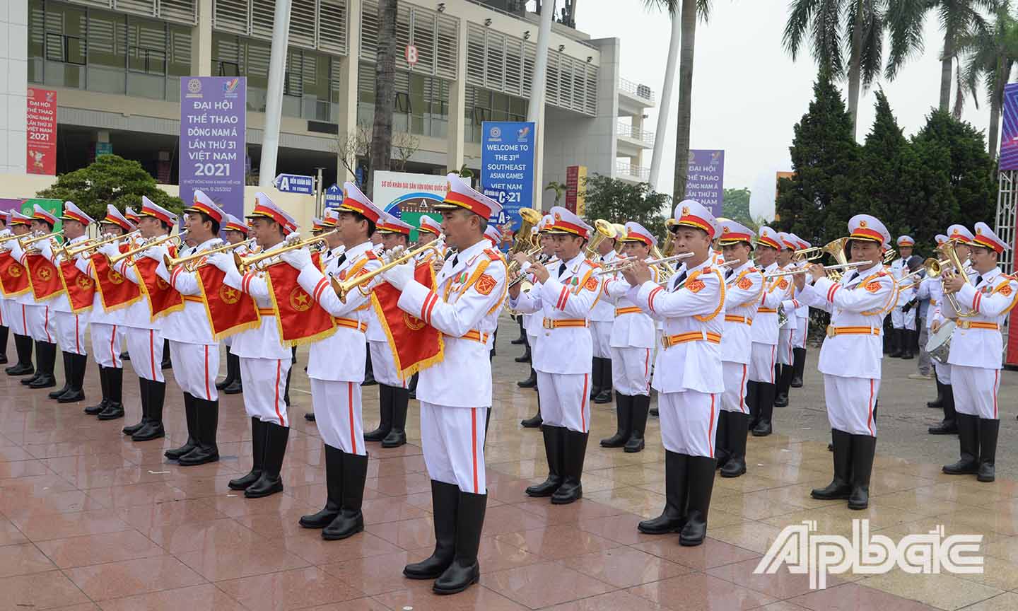 Quốc thiều của các quốc gia tại lễ thượng cờ do đội quân nhạc thực hiện.