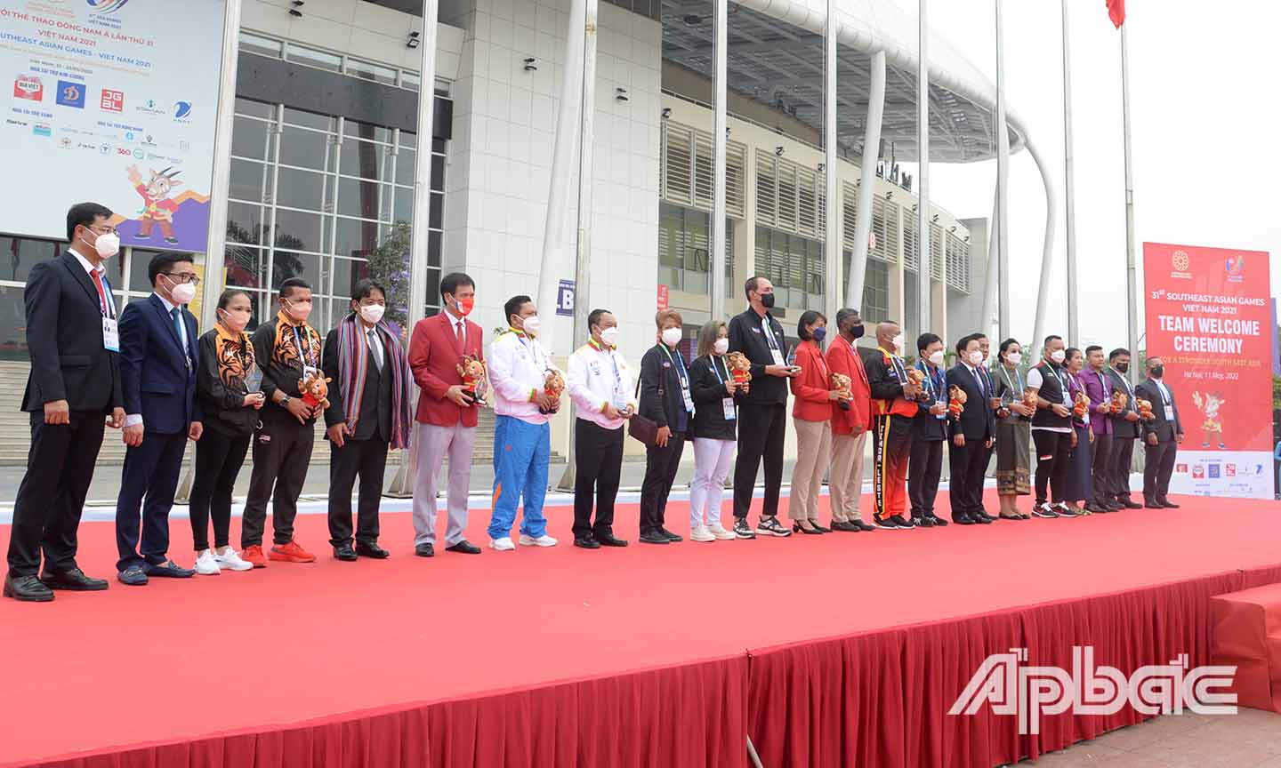 Lãnh đạo Bộ VH-TT&DL cùng với lãnh đạo UBND TP. Hà Nội tặng quà lưu niệm các đoàn tham dự SEA Games 31