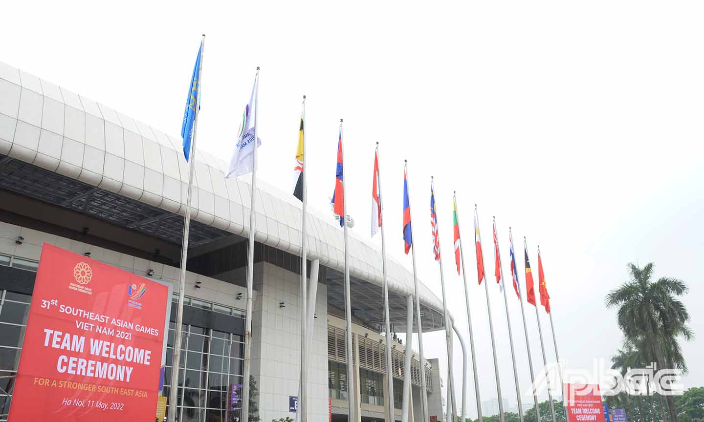 Quốc kỳ của các quốc gia tham dự SEA Games 31 treo cao tại Sân vận động Mỹ Đình.