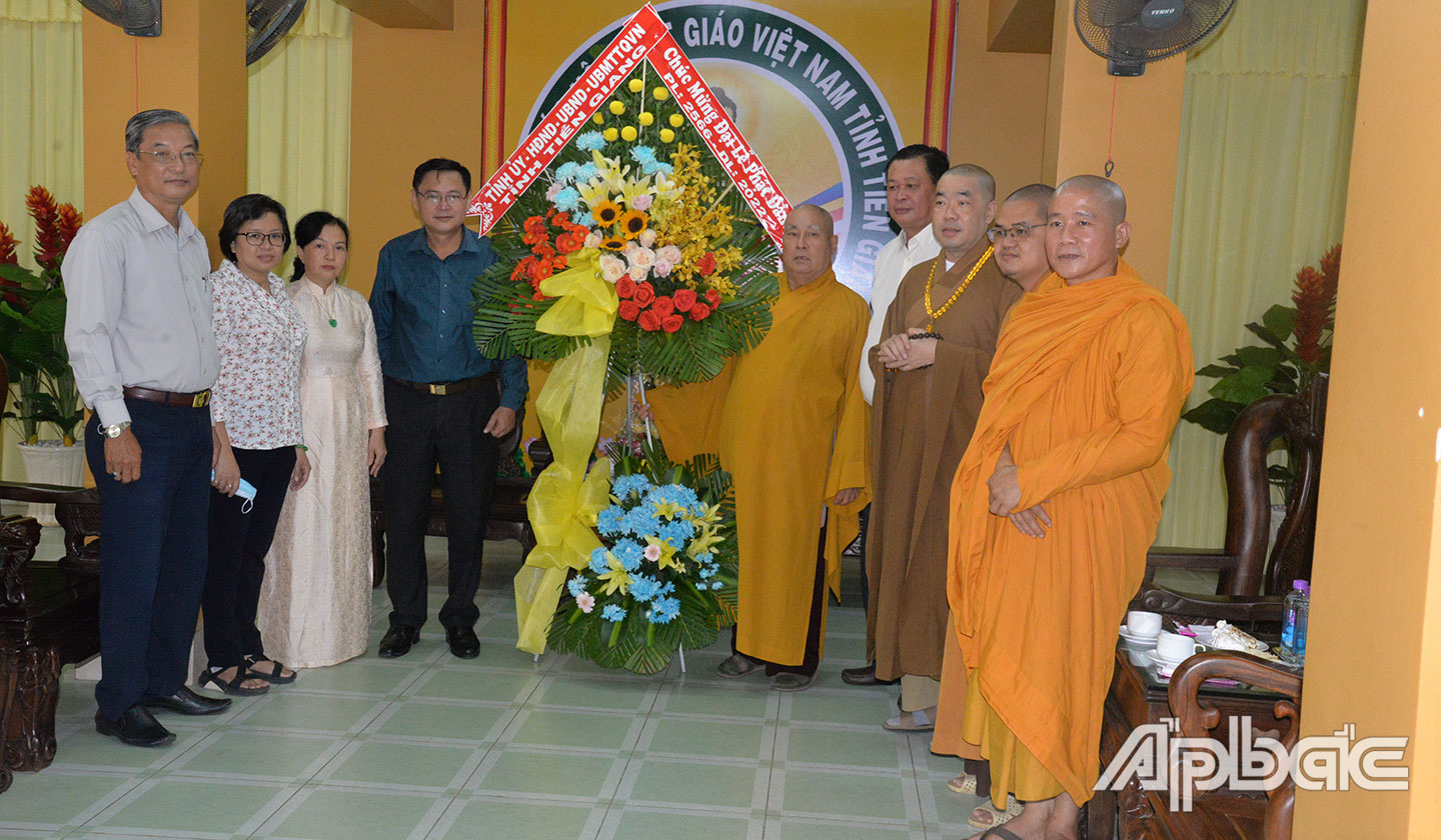 Đồng chí Đỗ Tấn Hùng trao hoa chúc mừng Phật đản 2566 đến Hòa thượng Thích Huệ Minh