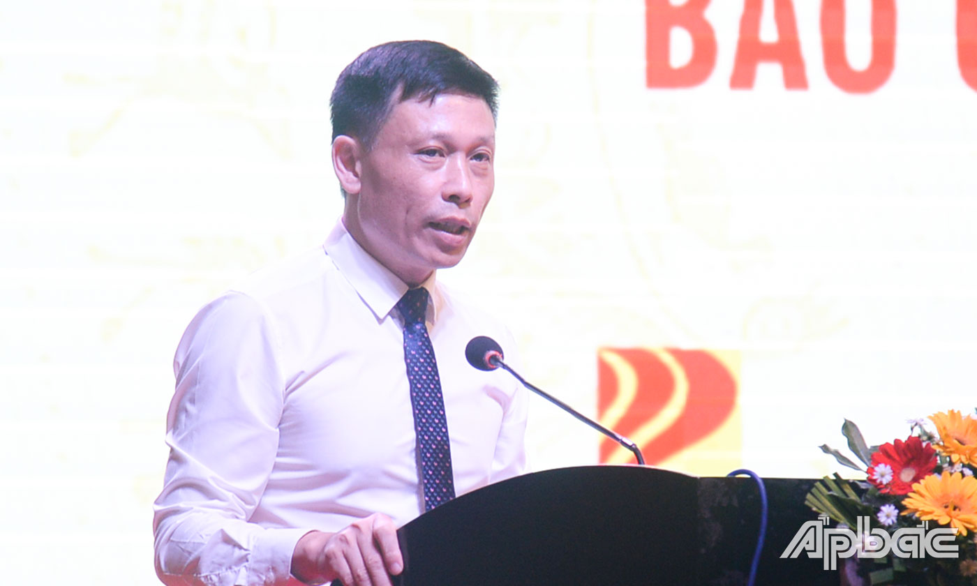 Nhà báo Nguyễn Thành Lợi báo cáo, đánh giá kết quả Giải Báo chí ĐBSCL năm 2021.