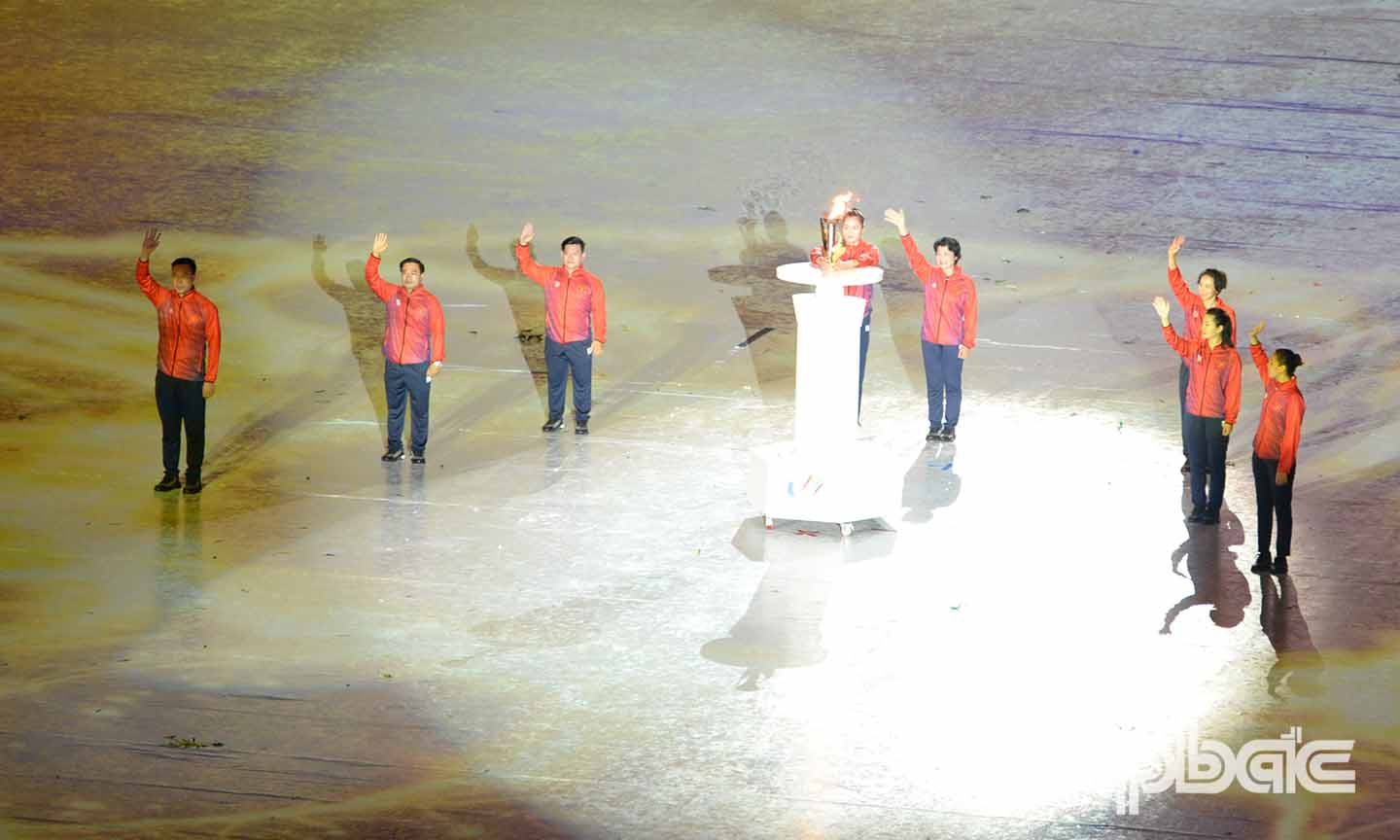 Các VĐV xuất sắc của Việt Nam thực hiện nghi thức rước và thắp đuốc SEA Games 31.