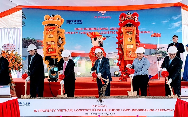 ABO/NDO - JD Future Explore V Ltd Co. from Hong Kong (China) held a ground-breaking ceremony on May 12 for a logistics service centre for e-commerce activities in the non-tariff zone and Nam Dinh Vu Industrial Zone.