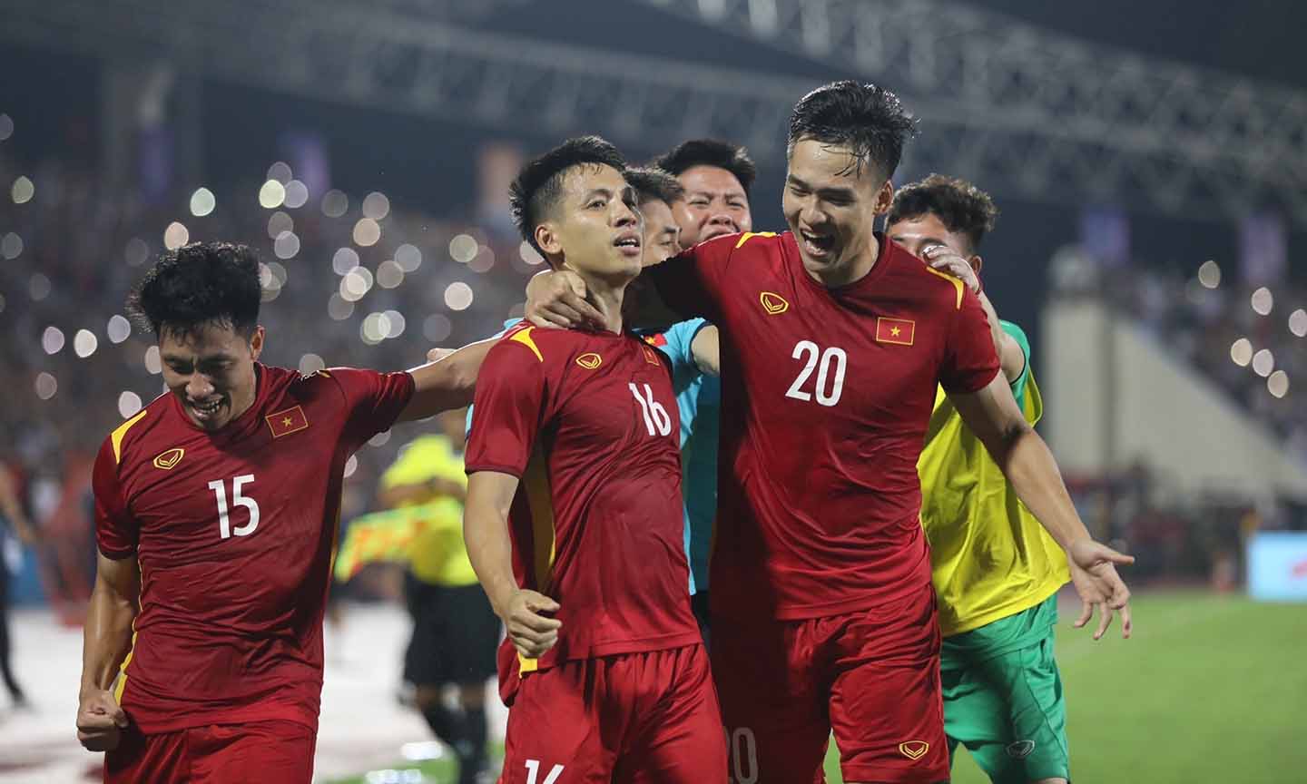 Hùng Dũng ghi bàn thắng duy nhất mang về chiến thắng giúp Đội tuyển Việt Nam giành lợi thế lớn trong cuộc đua giành ngôi đầu bảng A.