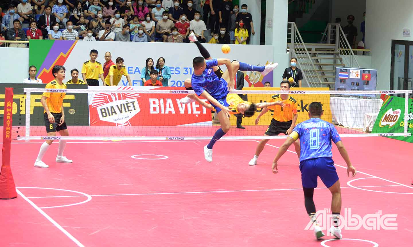 Các tình huống đẹp mắt trong trận đấu giữa Đội Cầu mây nam Việt Nam (áo vàng) và Thái Lan