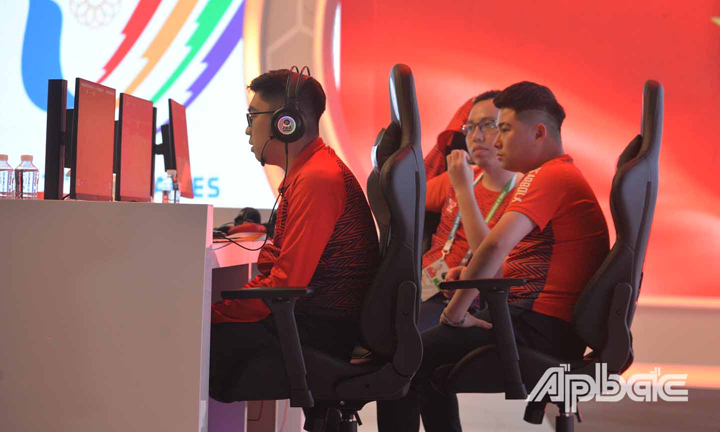 Sự căng thẳng trong các game đấu của E-sport cũng không kém gì các môn thể thao truyền thống.(Trong ảnh: Đội tuyển E-sport Quốc gia Việt Nam thi đấu ở nội dung Liên minh huyền thoại: Tốc chiến (ảnh trên) và FIFA Online 4 (ảnh dưới).