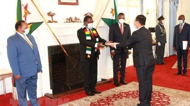 Vietnamese Ambassador to South Africa and Zimbabwe Hoang Van Loi presents his letter of credentials to President Emmerson Mnangagwa (Photo: VNA).