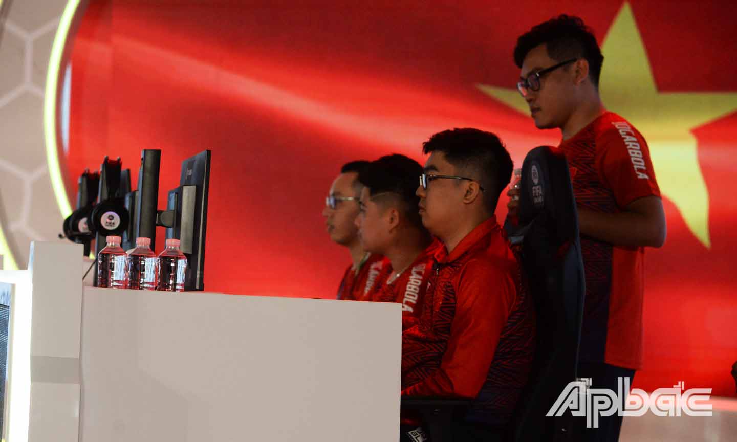 Các tuyển thủ Việt Nam ở nội dung FIFA Online 4 đã thi đấu xuất sắc khi giành ngôi đầu bảng A.