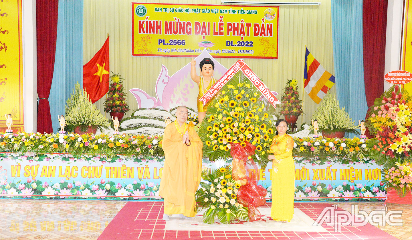 -	Bà Bùi Thị Mai, Trưởng ban Tôn giáo tỉnh trao hoa chúc mừng đại lễ Phật đản 2566 của UBND tỉnh đến Thượng tọa Thích Quảng Lộc, Phó Trưởng Ban Trị sự Phật giáo tỉnh