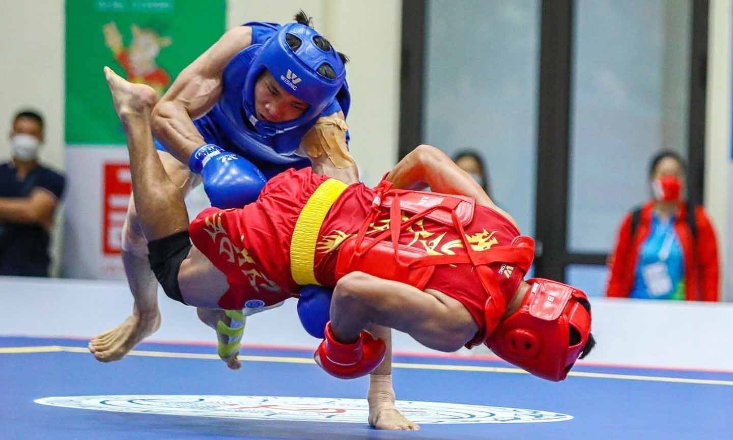 VĐV Bùi Trường Giang (áo xanh) đánh bại đối thủ để đoạt HCV Wushu nội dung tán thủ hạng cân 60 kg.