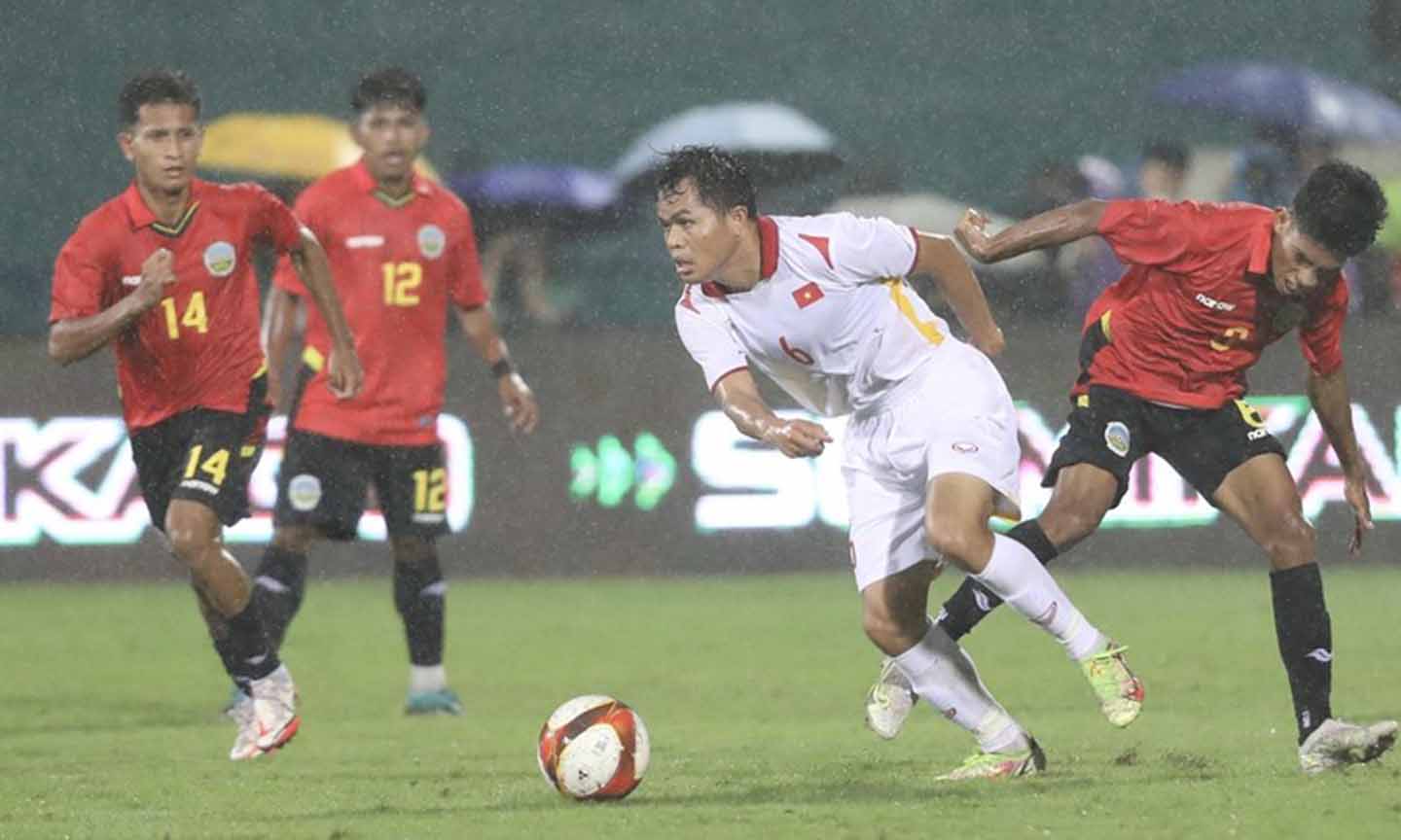 U23 Việt Nam giành chiến thắng 2-0 trước U23 Timor Leste để đoạt ngôi đầu bảng A.