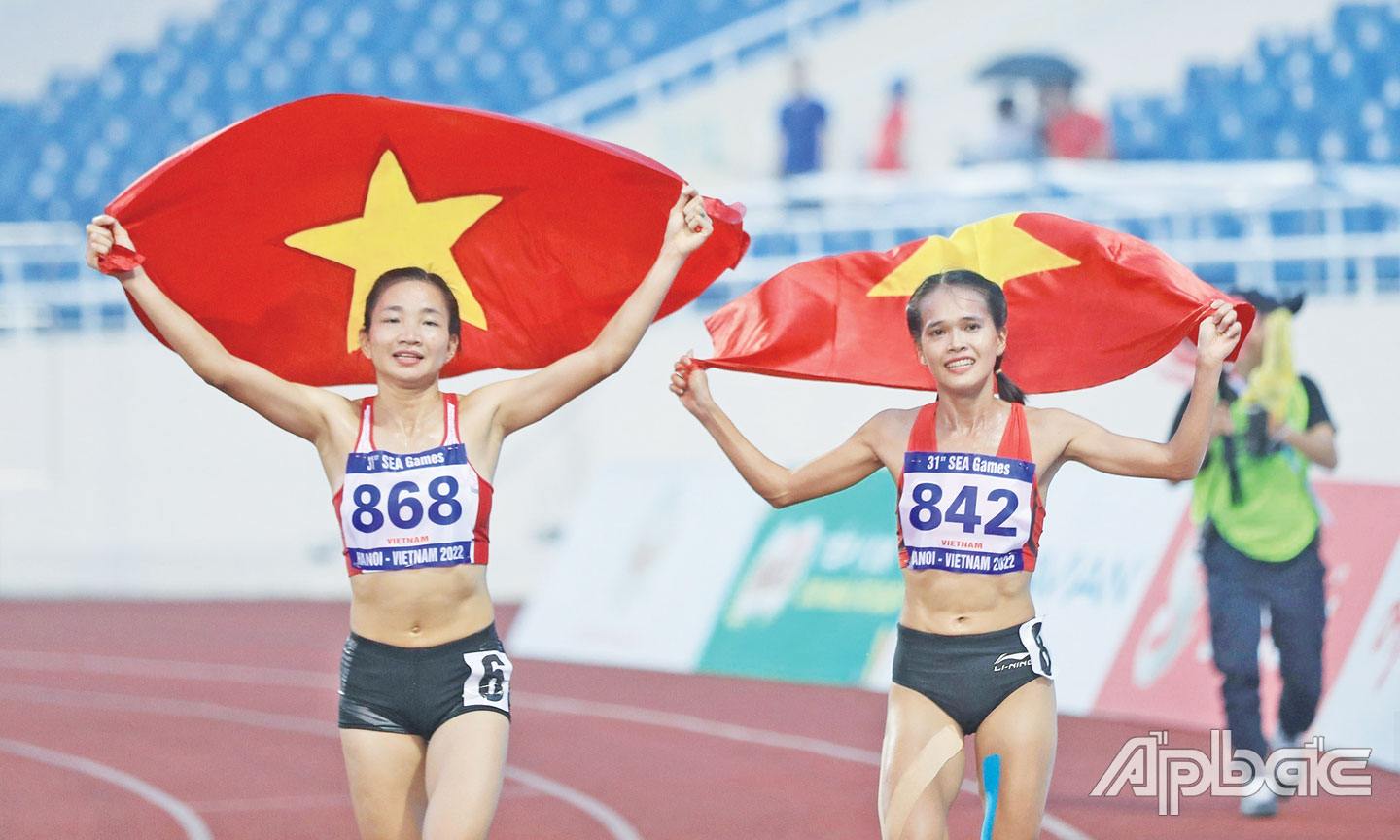VĐV Nguyễn Thị Oanh (bên trái) đoạt cú đúp HCV ở nội dung 1.500 m và 5.000 m bộ môn Điền kinh.
