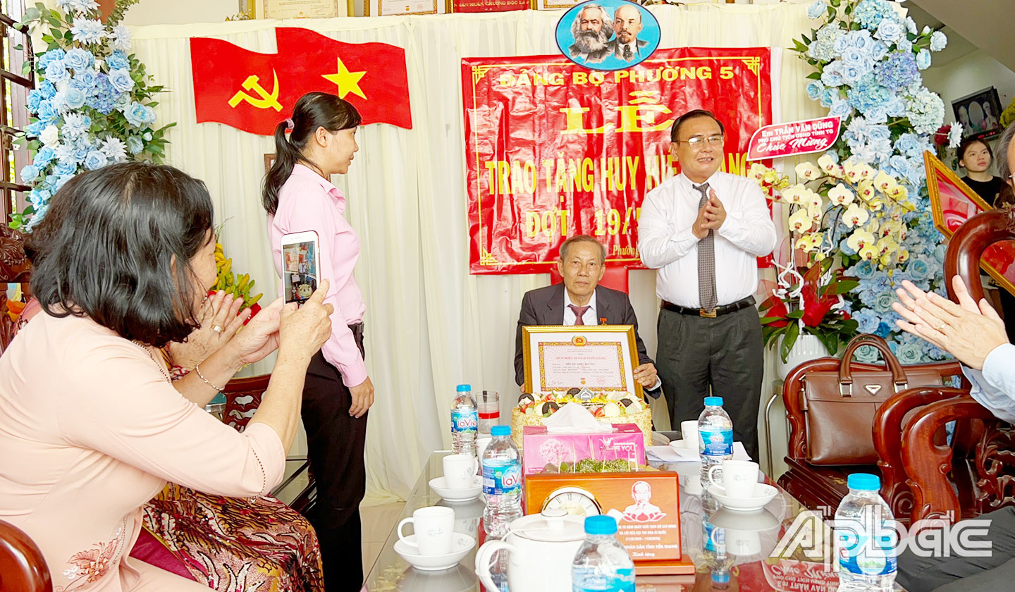 Đồng chí Võ Văn Bình, Phó Bí thư thường trực Tỉnh ủy trao Huy hiệu 55 năm tuổi Đảng cho đồng chí Đỗ Quang Hưng