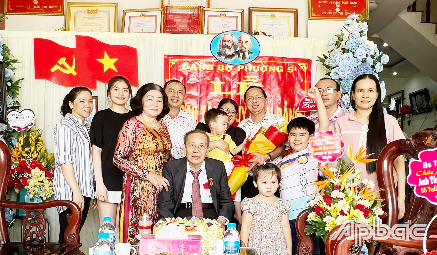 Gia đình cùng chia sẻ niềm vui đón nhận phần thưởng cao quý của đồng chí Đỗ Quang Hưng
